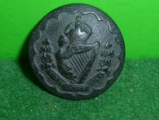 VINTAGE WAR TIME ROYAL ULSTER RIFLES BUTTON 23 x 23 mm