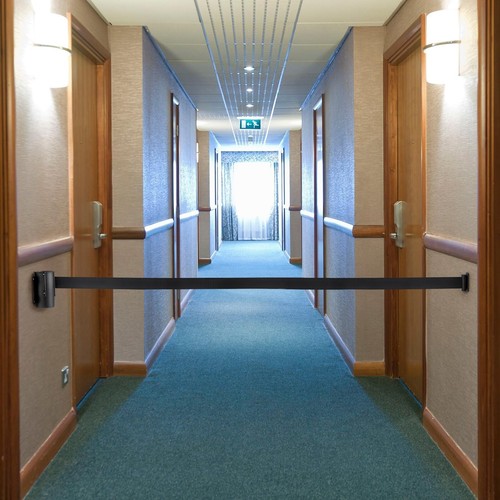 Retractable isolation belt - retractable,