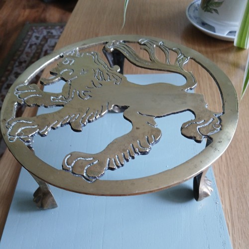 Vintage round brass trivet - round,