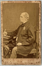 CDV MILITARY MEDAL GENTLEMAN SEATED QUILL MEN BY MAULL FOX OFFICER VETERAN PHOTO
