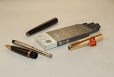 VINTAGE PARKER 65 CONSORT FOUNTAIN PEN - SUPERB & BOXED - BLACK & R.GOLD - C1970