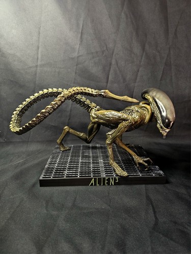 Alien statue 6 - 3,