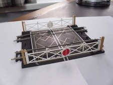 Hornby R636 double track level crossing modern barrier and traditional gates