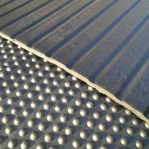 Bubbletop rubber stable floor - rubber,