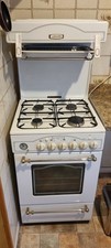 Gas cooker with grill tray