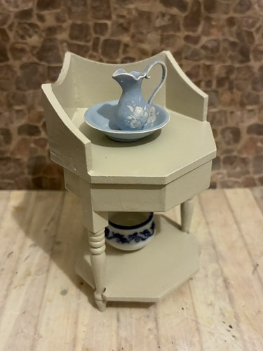 Dolls house scale - house, 1/12