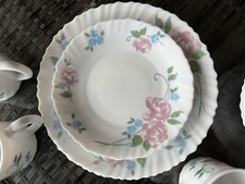 Arcopal France Dinner Set - Vintage 16 Piece Floral Scalloped