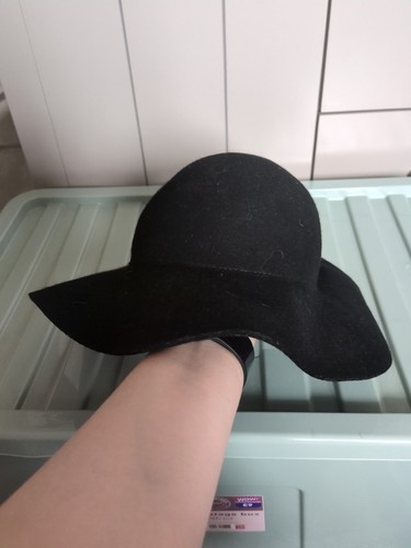 Divided woman s - divided, hat