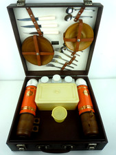 VINTAGE 1950'S SIRRAM 4 PERSON BAKELITE PICNIC SET  HARD CASE 95% COMPLETE PROP