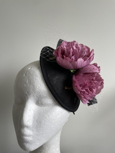 Black saucer fascinator with