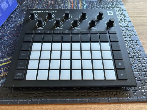 Novation circuit tracks hands - novation,