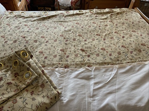 Large tapestry style eyelet - style,