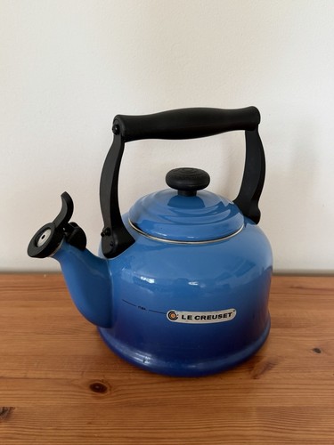 Creuset whistle kettle - le,