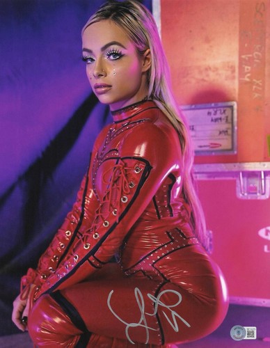 Liv morgan signed autograph - morgan,