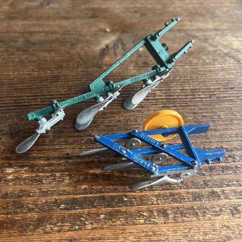 Britains farm ploughs 9546 - ploughs,