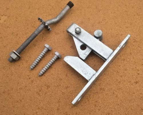 Self locking field gate - locking,