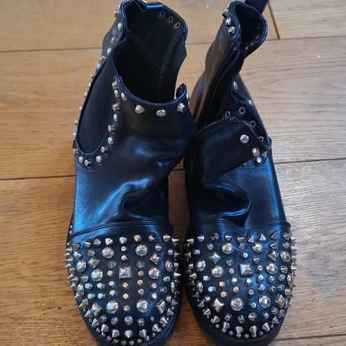 Black studded leather - black,