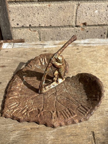 Vintage sundial cast iron frog - cast,
