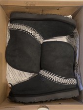 UGG CLASSIC SHORT CRESCENT