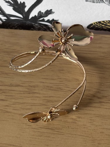Glossy gold flowers textured - glossy,
