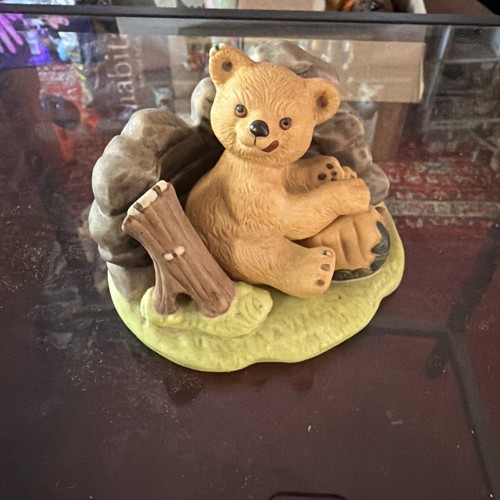 Woodland surprises bear - surprises, den