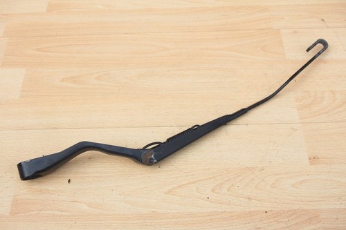 Right windscreen wiper - windscreen,