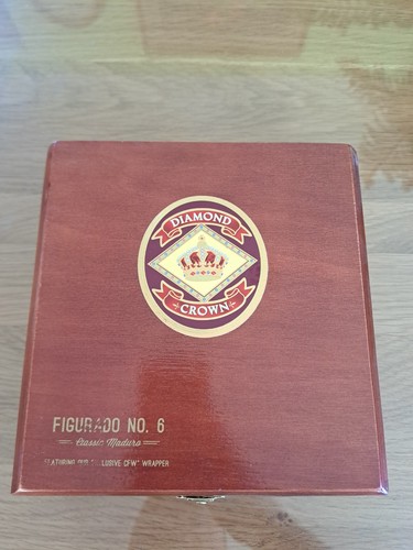 Diamond crown wooden cigar - crown, box