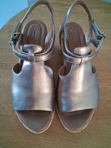 Clarks unstructured plaza - unstructured, way