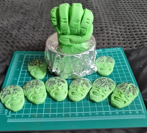 Hulks fist plus 8 - 8, cupcake