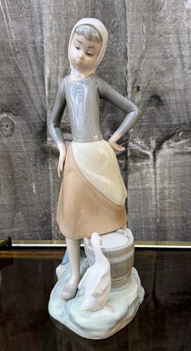 Lladro figure 4682 girl - figure,