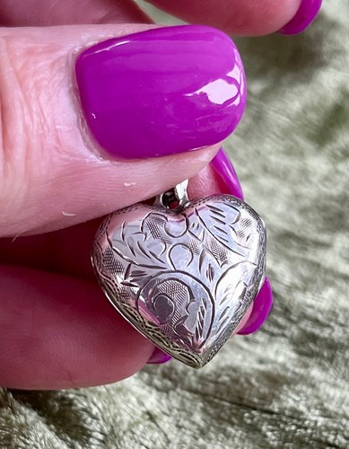 Very pretty vintage - pretty, engraved
