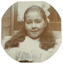 Photo SMILING VICTORIAN GIRL