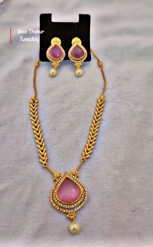 Gold tone metal jewellery - tone,