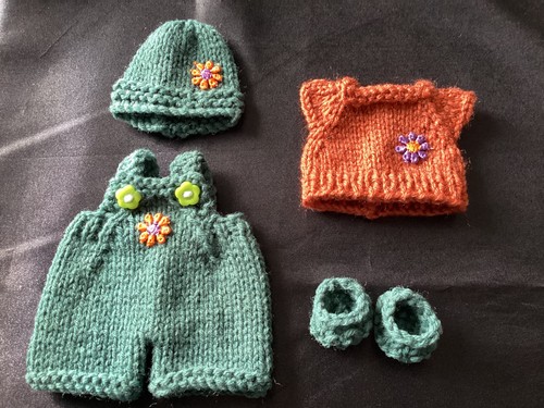 Hand knitted dolls clothes - , to