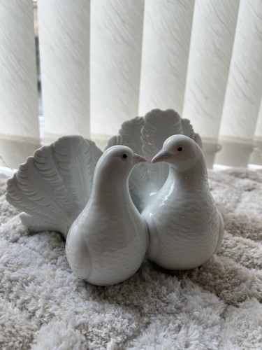 Lladro couple doves - couple, kissing