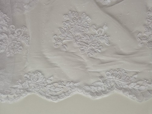 White scalloped edge - white,