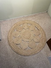 LOVELY ROUND/CIRCULAR CUT OUT PATTERNED JUTE RUG 32” DIAMETER VGC