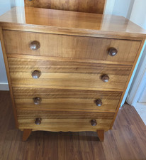 Ercol Vintage Mahogany 4 Drawer Chest Of Drawers With Scalloped Frieze Front
