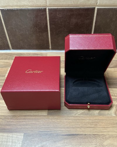 Cartier bracelet presentation - cartier,