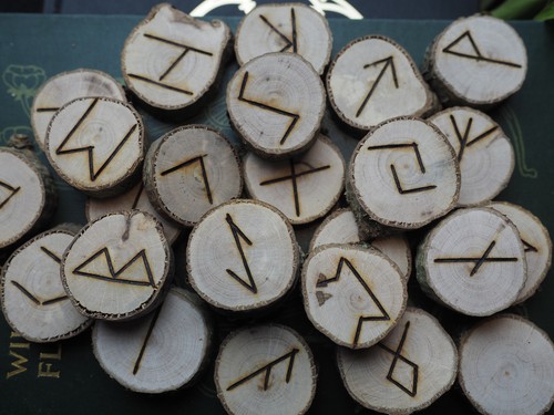 Hazel wood elder - wood, futhark