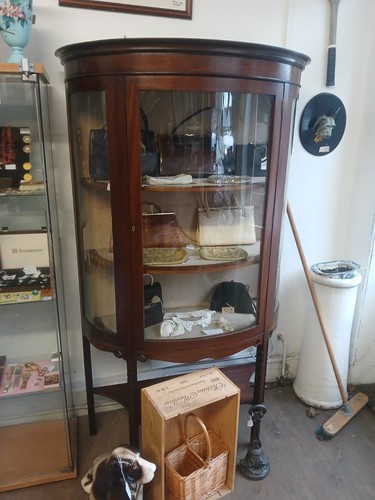 Demi lune display - lune, with