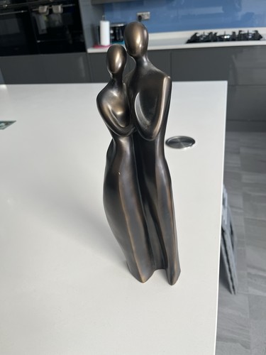 Lovers embrace resin - in,