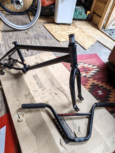 Intrikat frame bars and - bars,
