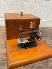 RARE VINTAGE MULLER ? HAND CRANK TOY SEWING MACHINE IN WOODEN CASE