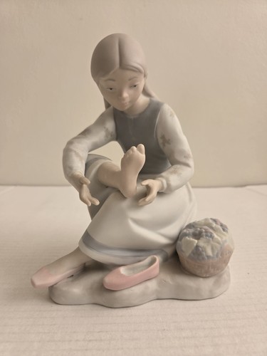 Nao lladro porcelain - by,