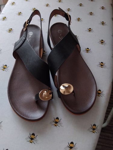 Lunar black toe - toe, sandals