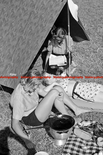 F000555 three young - f000555, women