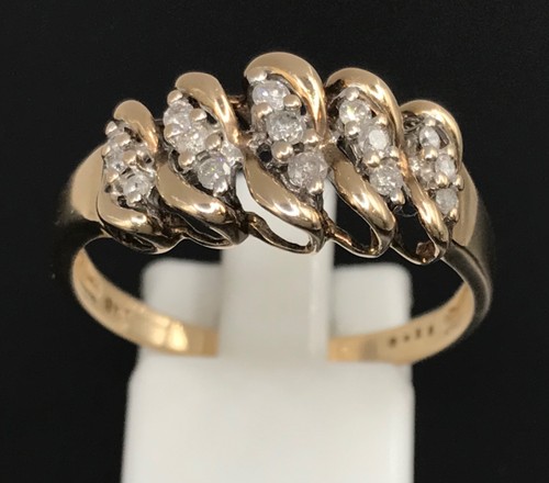 Vintage 9ct gold diamond ring