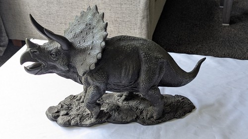 Large resin triceratops - large,