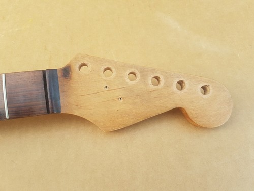 Worn str neck - -, scalloped